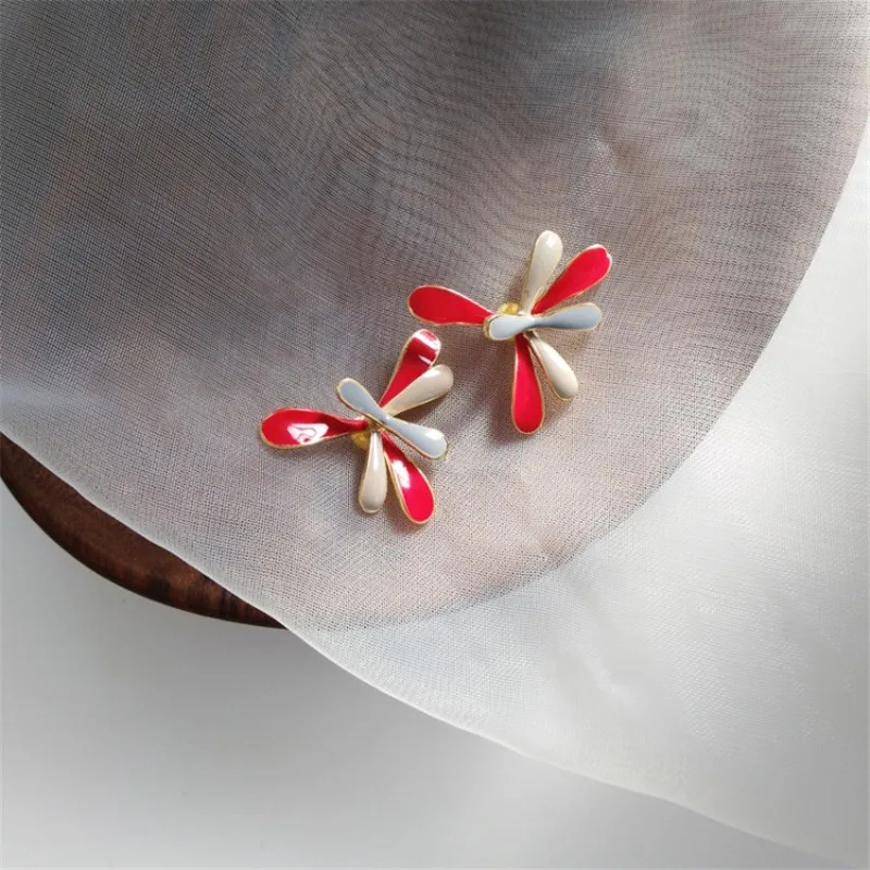 

Little Daisy earrings female senior fashion sense of the fairy flower earrings 2020 new tide the other shore flower earrings