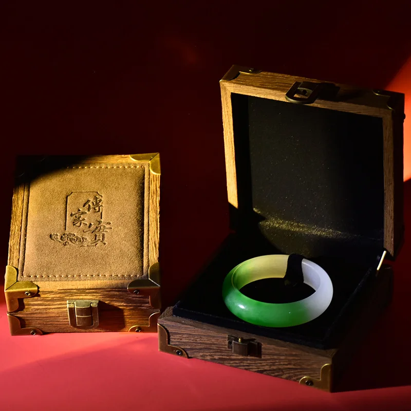 Metal buckle jewelry box, vintage solid wood necklace, bracelet, packaging box, jewelry display box