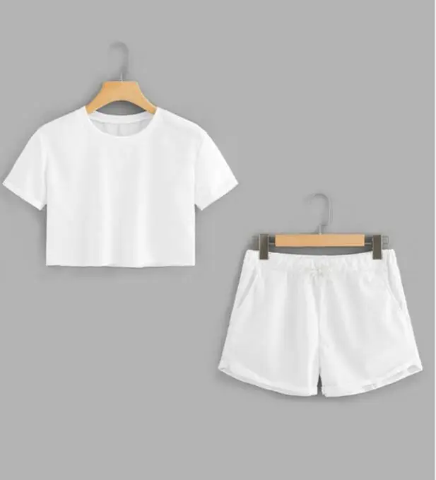 Костюм спортивный женский серый из топа с коротким рукавом и шортов на шнуровке |