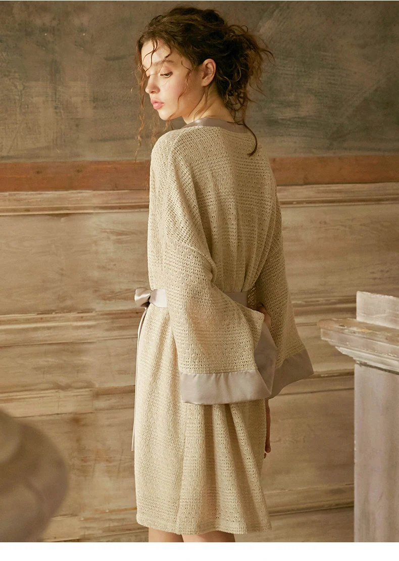 Женская тонкая ночная рубашка белая и кофейная из полиэстера с рисунком розовой