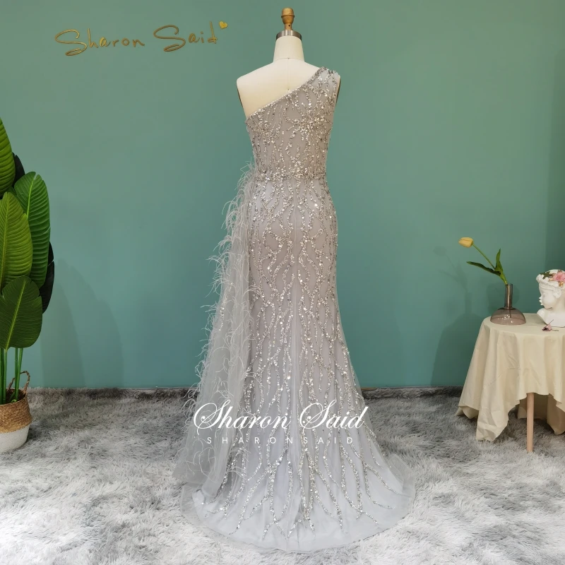 Роскошные золотистые вечерние платья-русалки с одним открытым плечом и разрезом