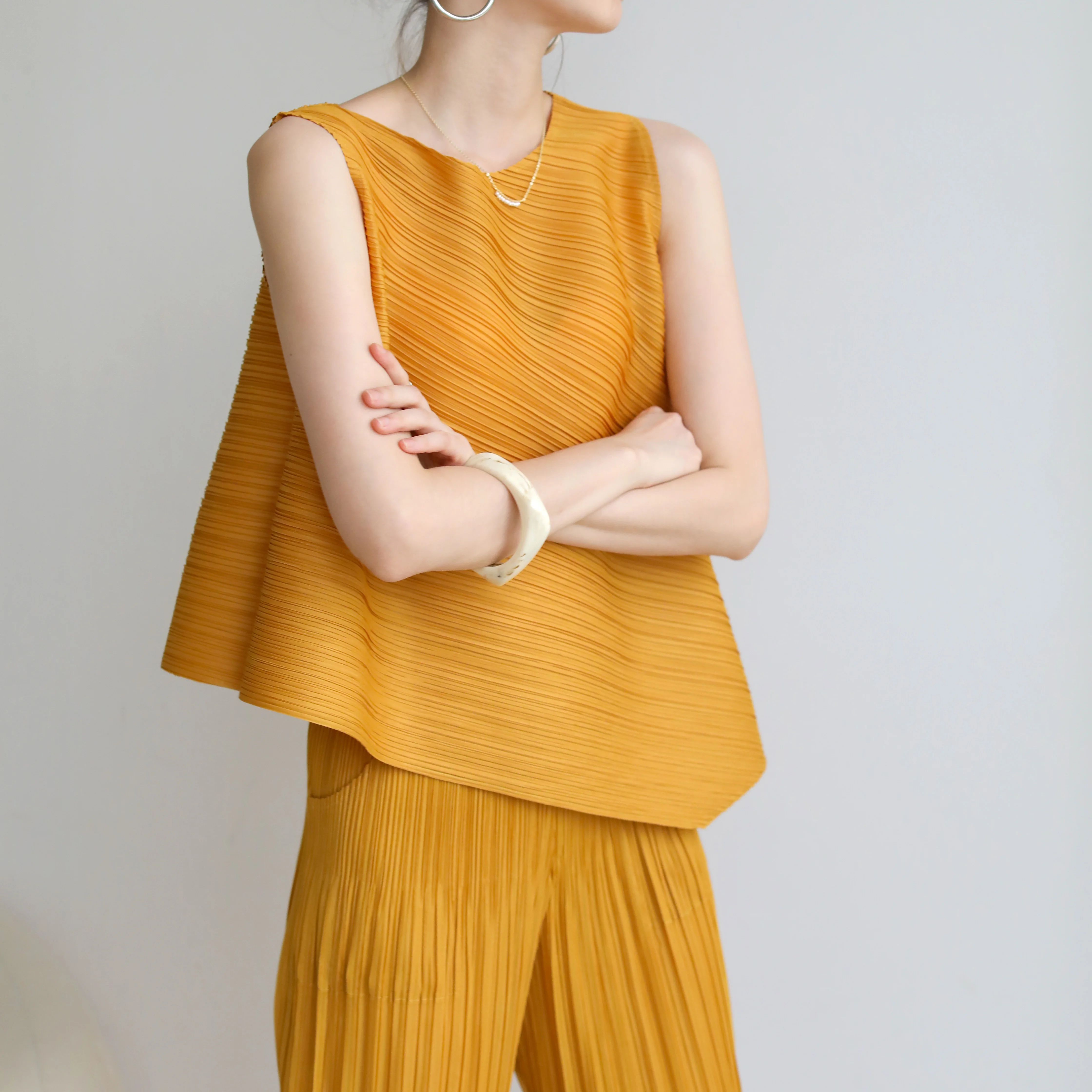 Summer 2020 Miyake pleated thin women's wear versatile loose-fitting skinny foreign style sleeveless shirt T-shirt