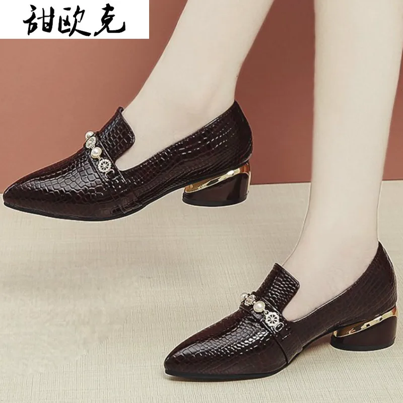 

Новинка 2021 года; Сезон весна-осень; Женская обувь; Удобные модные женские туфли на высоком каблуке с острым носком и металлическим жемчугом