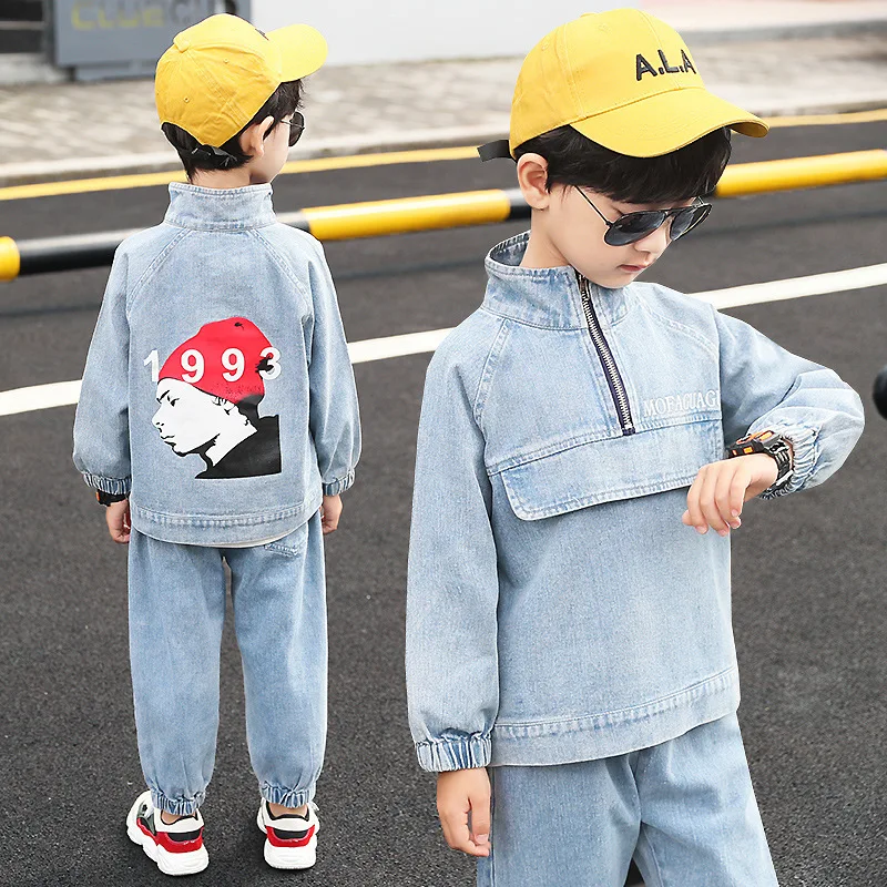 Спортивный модный джинсовый костюм для мальчиков на весну и осень новый из двух