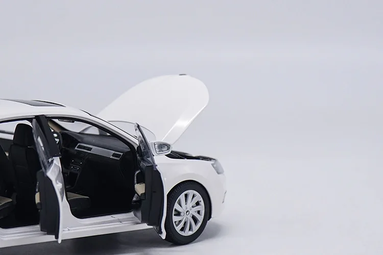 1:18 Высокая тщательная Skoda Rapid сплав модель автомобиля статические металлические модельные автомобили с оригинальной коробкой