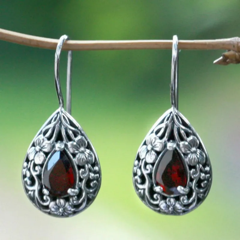

Foydjew Hot Sale New Water Drop Pear-shaped Retro Earrings European American Thai Silver Carved Ruby Hanging Earring