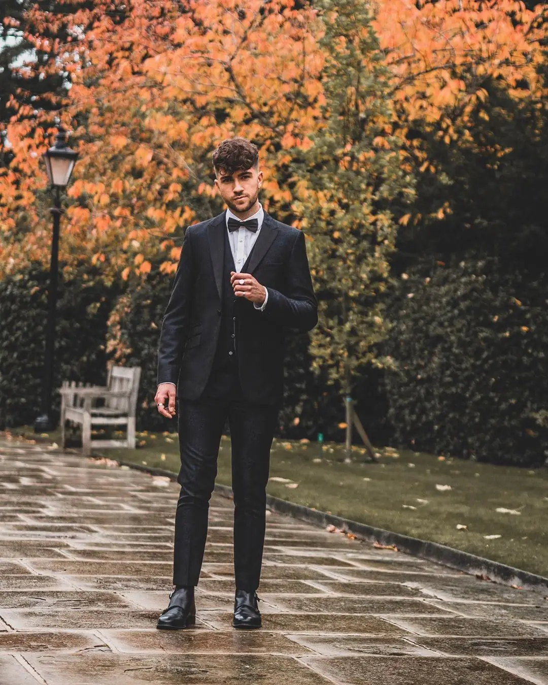 Мужской классический костюм из трех предметов с черным принтом приталенный