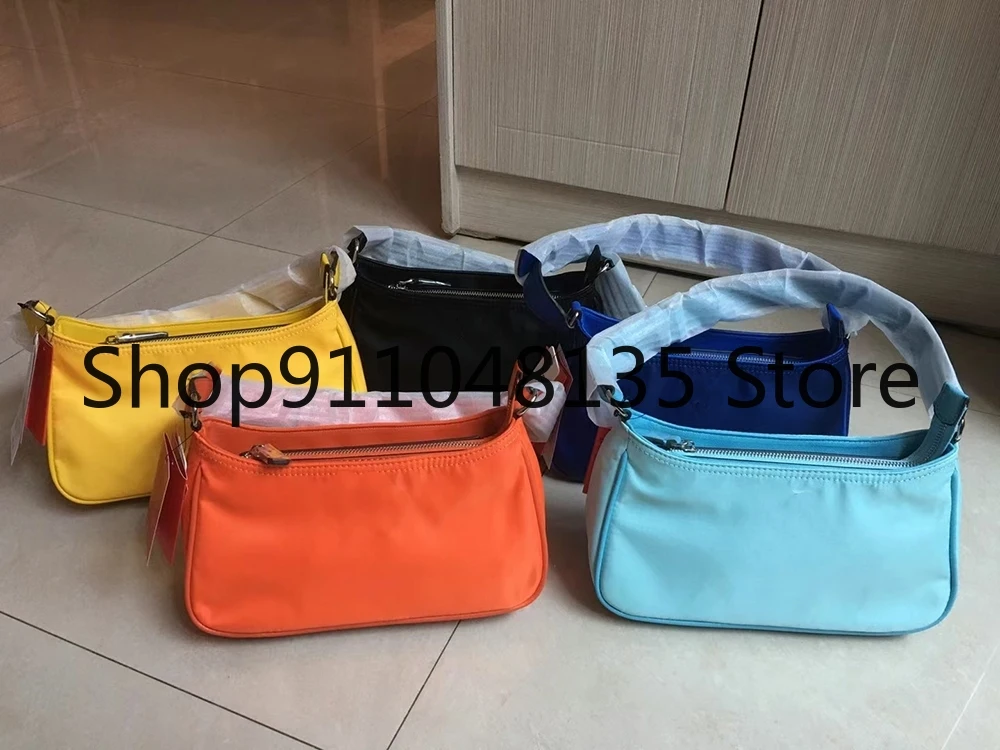 

The new female oblique satchel semicircle package of high quality