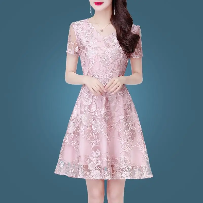 Женское винтажное коктейльное платье облегающее летнее с цветочным принтом