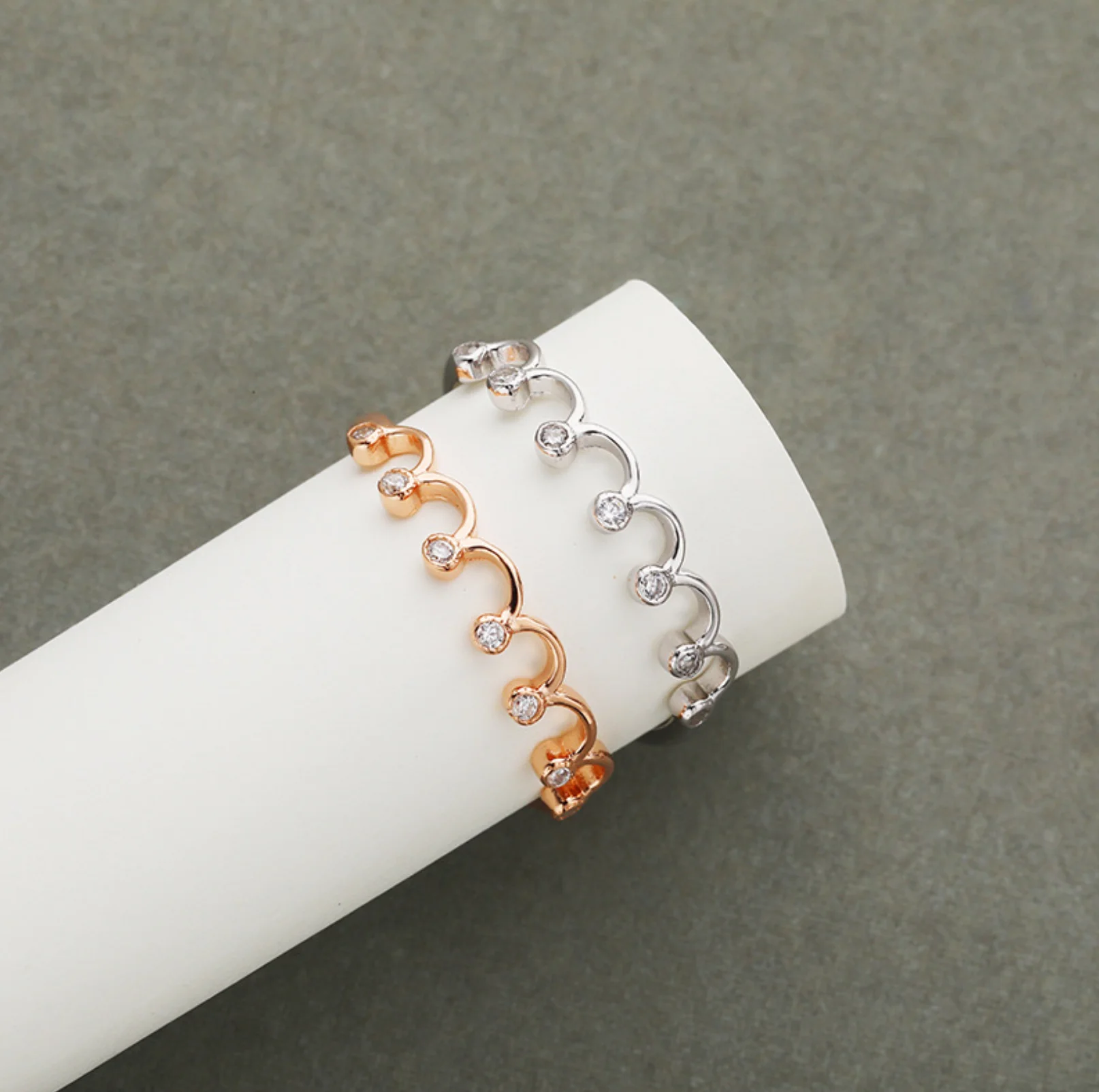 

The new Japanese version of the crown zircon opening ring can be adjusted, small fresh and simple line design