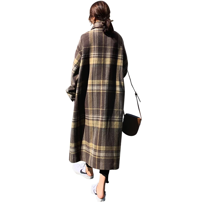 

Coat in 2020 the new female long qiu dong joker thickening grid Hepburn wind coat female cloth coat