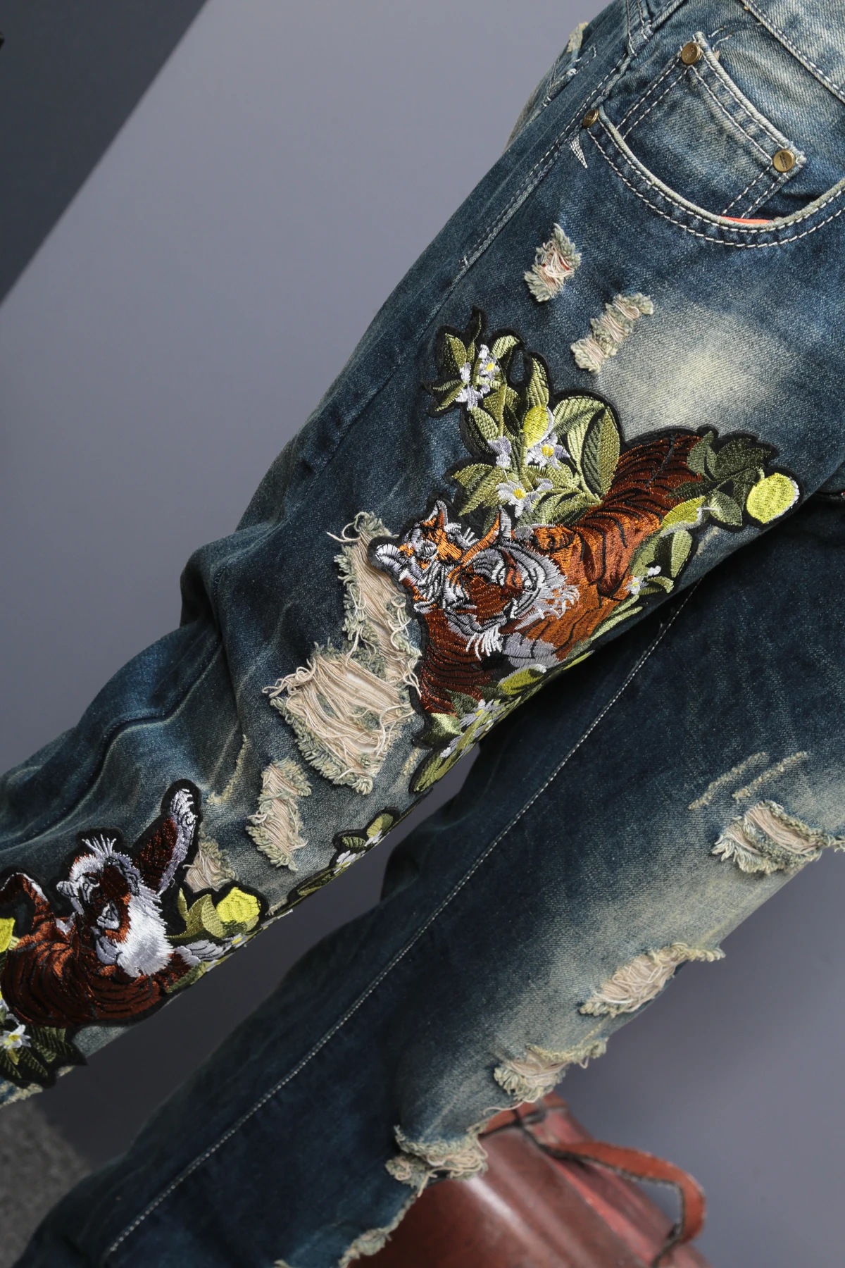 

Embroidery Men Ribbed Jeans Moto Biker Denim Pant Tiger Flower Embroidery Fashion Desinger Jeans Ribbe Destroy Hole Jeans Men