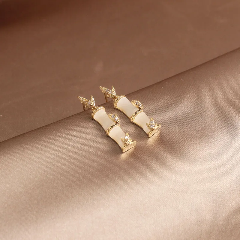 Женские серьги гвоздики с опалом и бамбуком простые Стильные