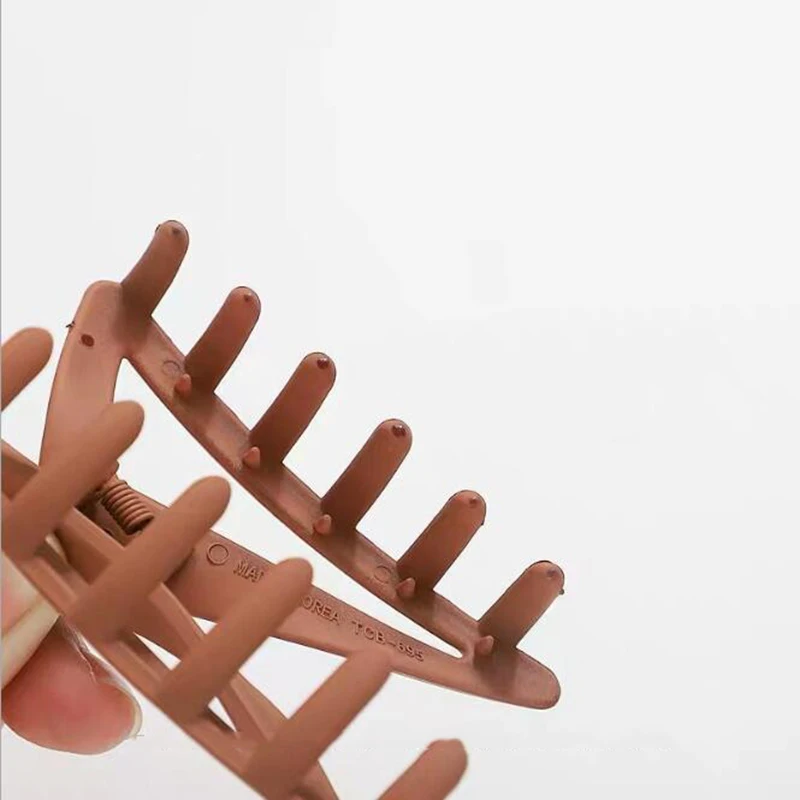 

2021 Triangle Claw Clip for Women Tough Blue Black Plastic Hair Claw Large Size Hair Clamps Claw Clip Crab for Hair Accessories