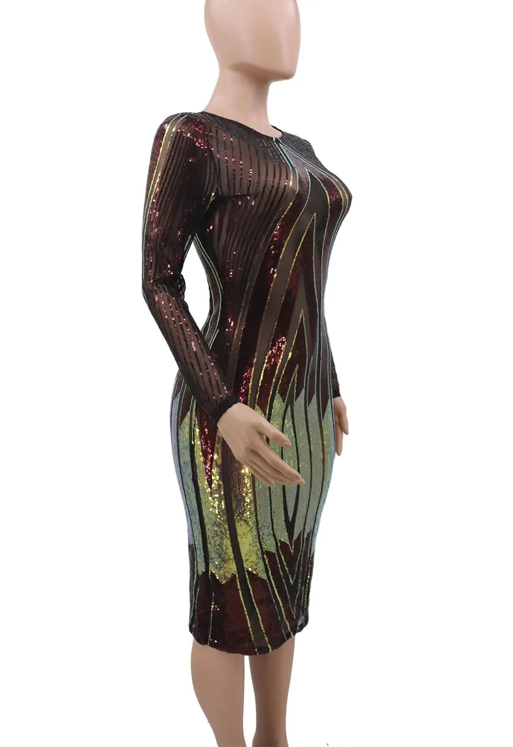 Платье цвета блока с длинным рукавом и круглым вырезом облегающее расшитое