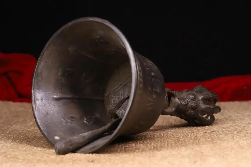 

wedding decoration Tibetan monastery collection of copper tires, hand-beating, chiseling, old rattles Bells Faqi Phurba Vajra