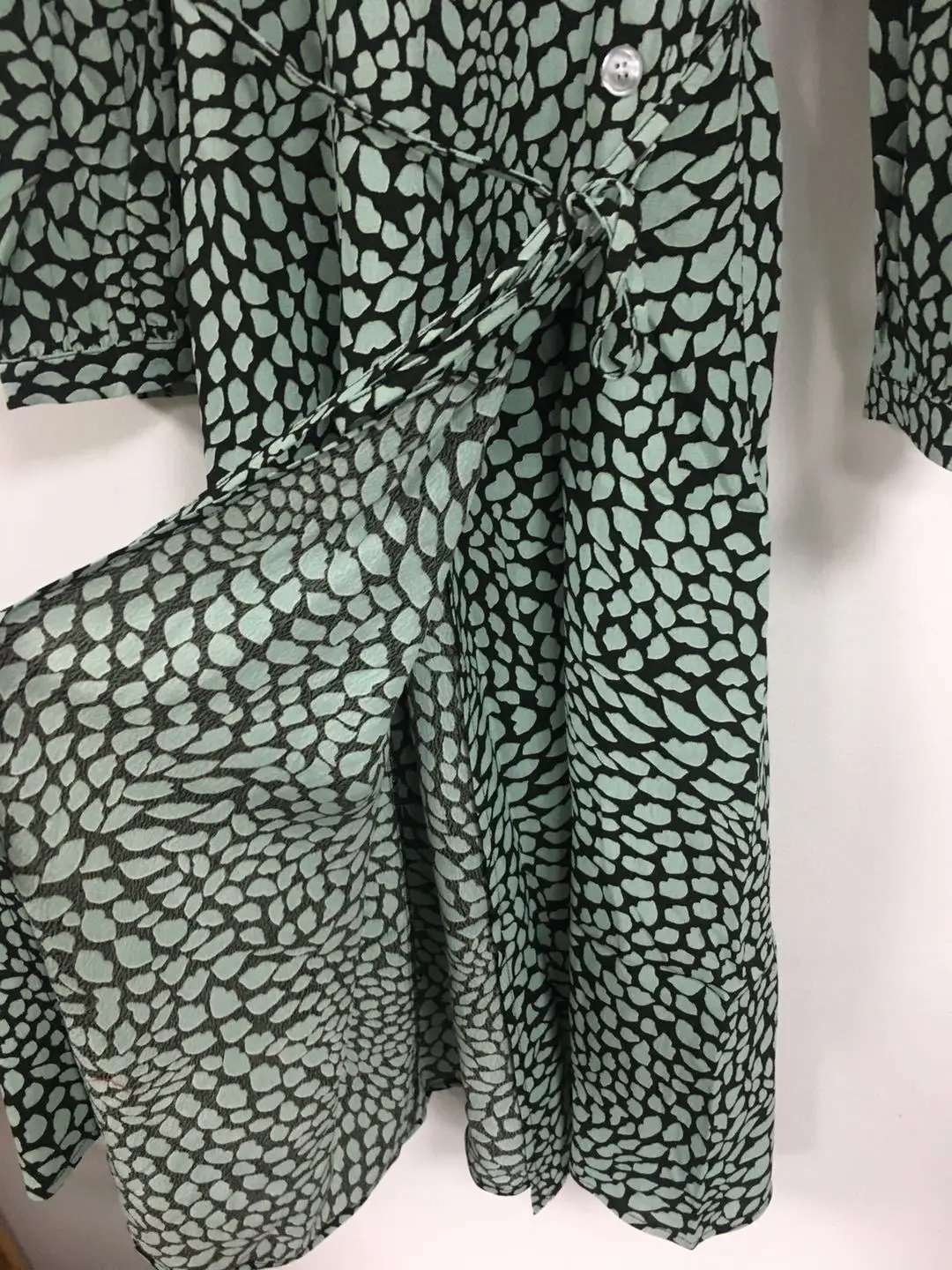 Женское платье миди с v образным вырезом и рукавами пузырьками Осень зима