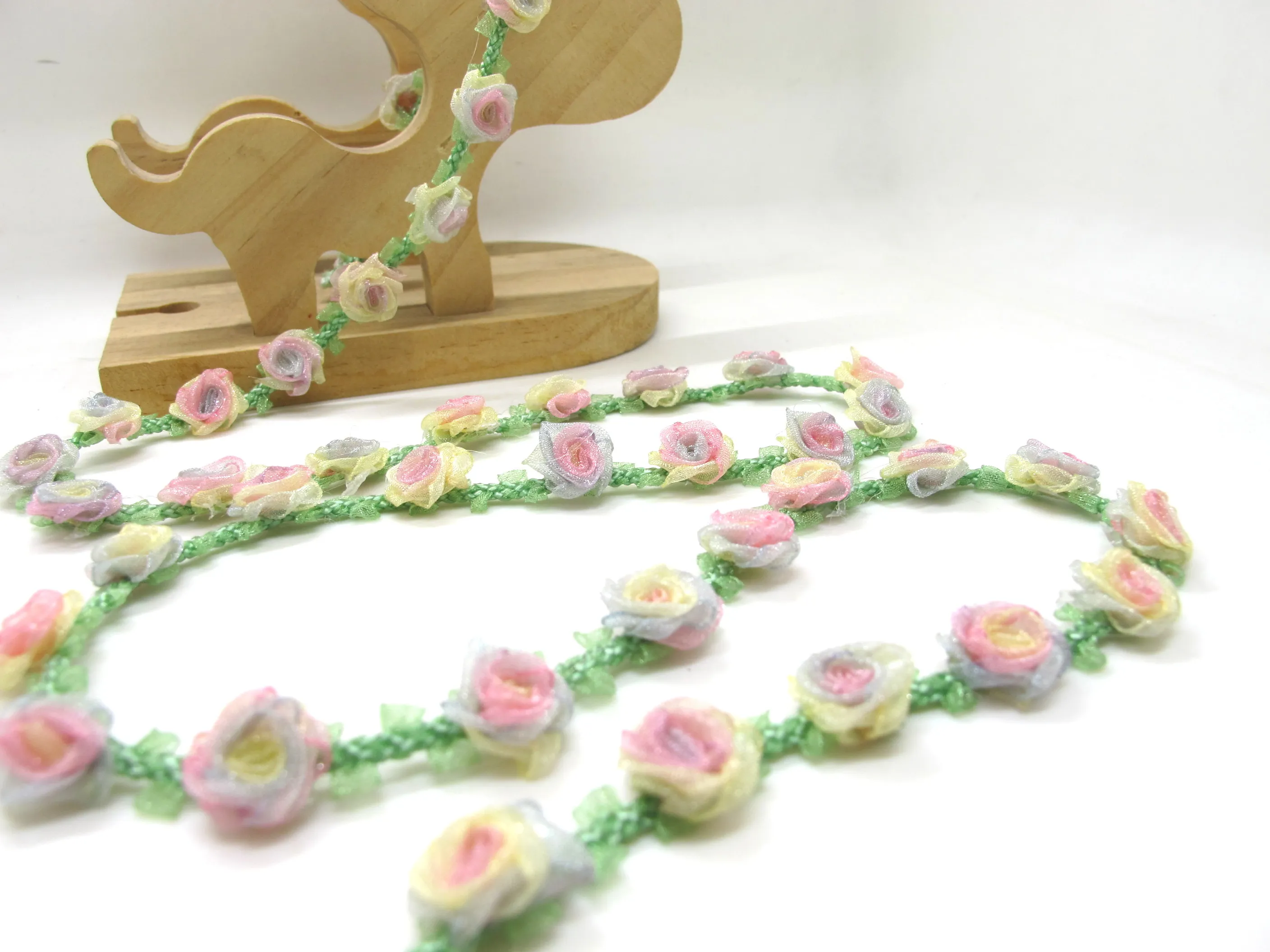 Специальное издание | Компактные Омбре розы бутоны на зеленом тканом рококо