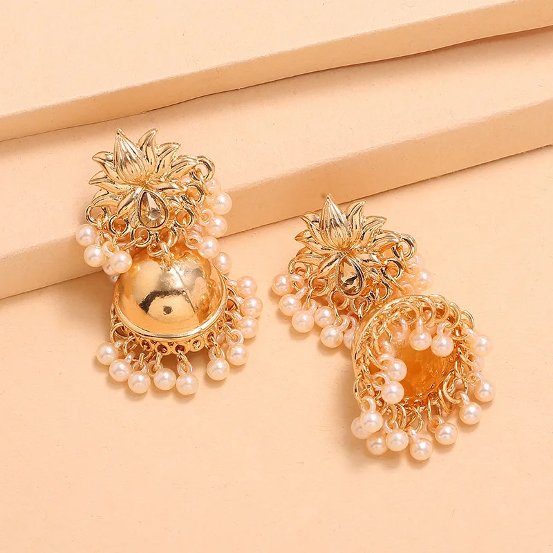 Серьги-лотосы ручной работы из белых бусин в индийском стиле | Украшения и