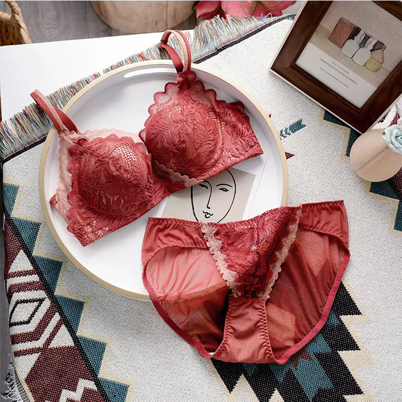 Sexy lace thickened adjustable close up bra with large underwear and small bra without steel ring
