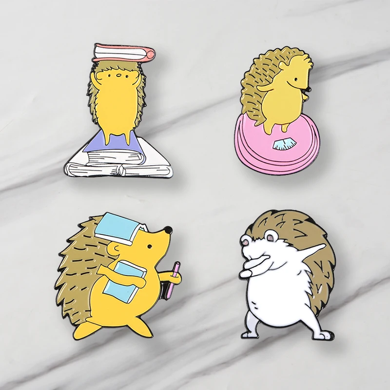 Четыре маленькие Ежи держат книги брошка мультфильм джинсовая одежда булавка