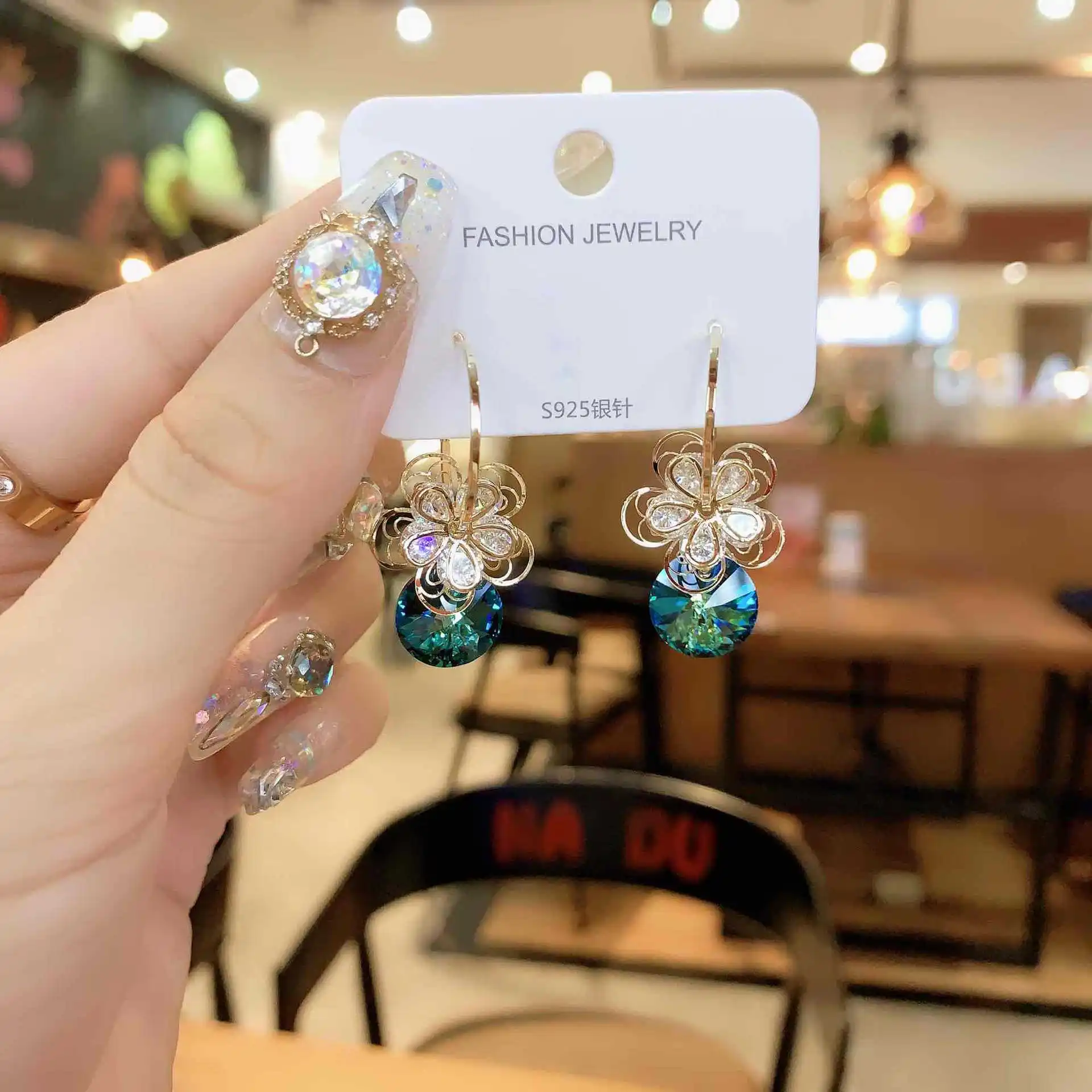 

Factory a generation of women's Austrian crystal flowers thin face long Korean temperament cold wind earrings