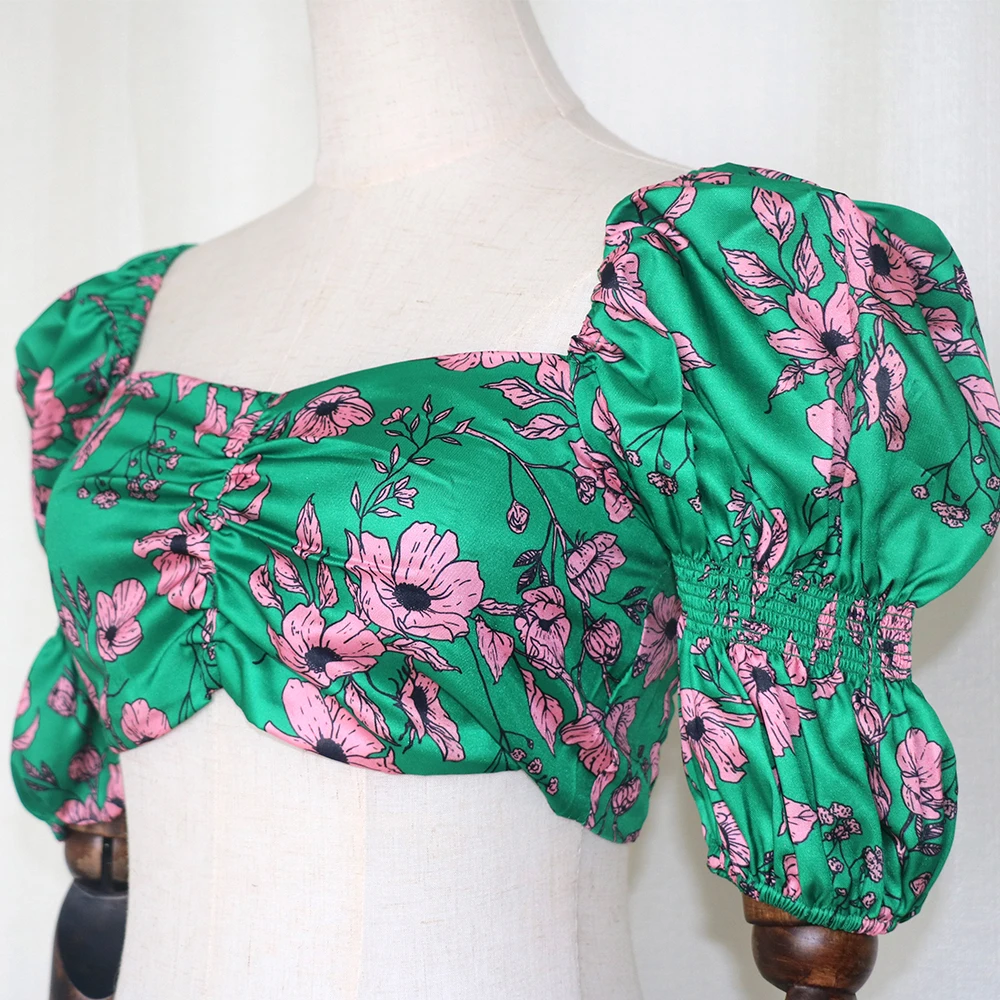 Женская блузка с коротким рукавом зеленая V образным вырезом и цветочным принтом