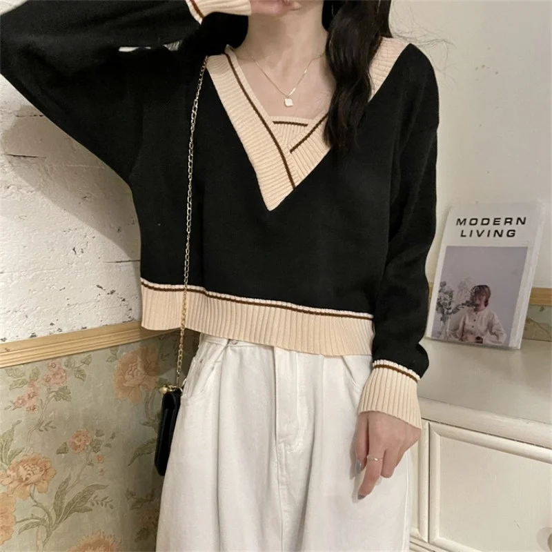 Свитер на раннюю осень 2021 имитация двух коротких трикотажных изделий с длинным