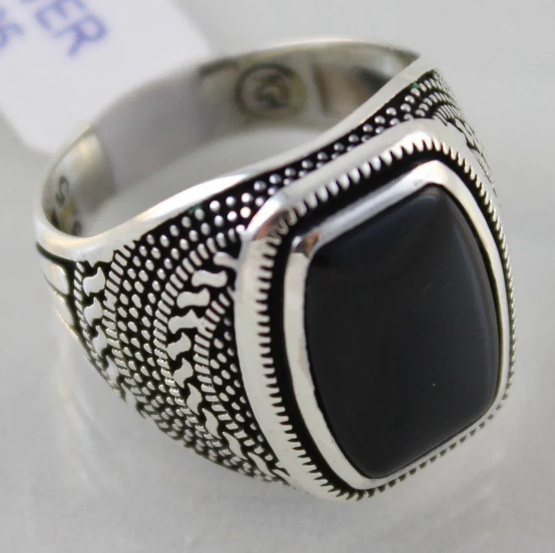 

Popular retro pattern black faced zircon ring