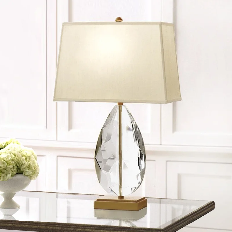 Современный большой кристалл K9 с золотым металлическим основанием бежевая ткань