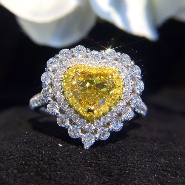 Кольцо из чистого золота 18 карат с натуральными бриллиантами красивое кольцо