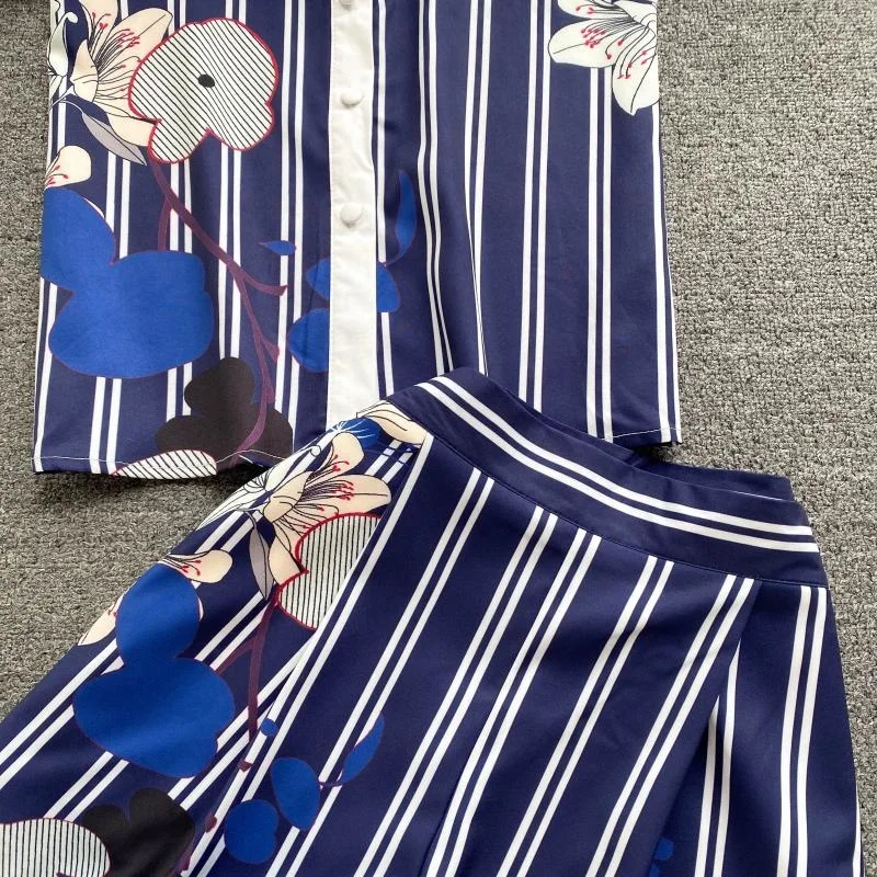 

Новый летний модный темпераментный костюм с коротким рукавом, блузка с отложным воротником, ретро полосатые широкие шорты, костюм из двух п...