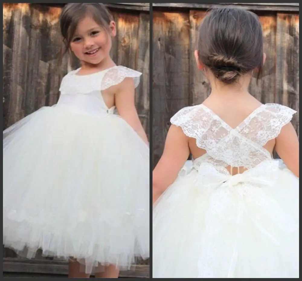 Белое платье для девочек с кружевной аппликацией украшенное жемчугом бантом