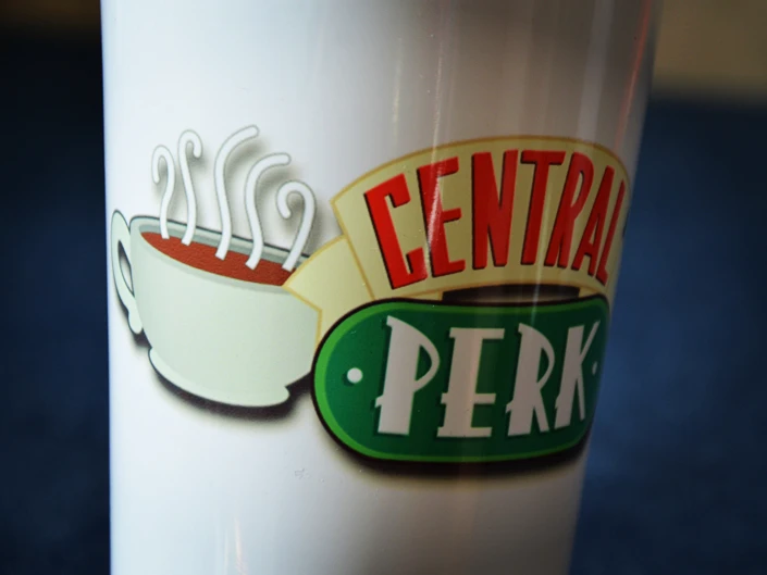 С героями телесериала «Друзья» серии Central perk Нержавеющая сталь Кофе Чай кружка с ремнем кружка хэллоуин Косплэй вакуумной присоской подарок 550 мл