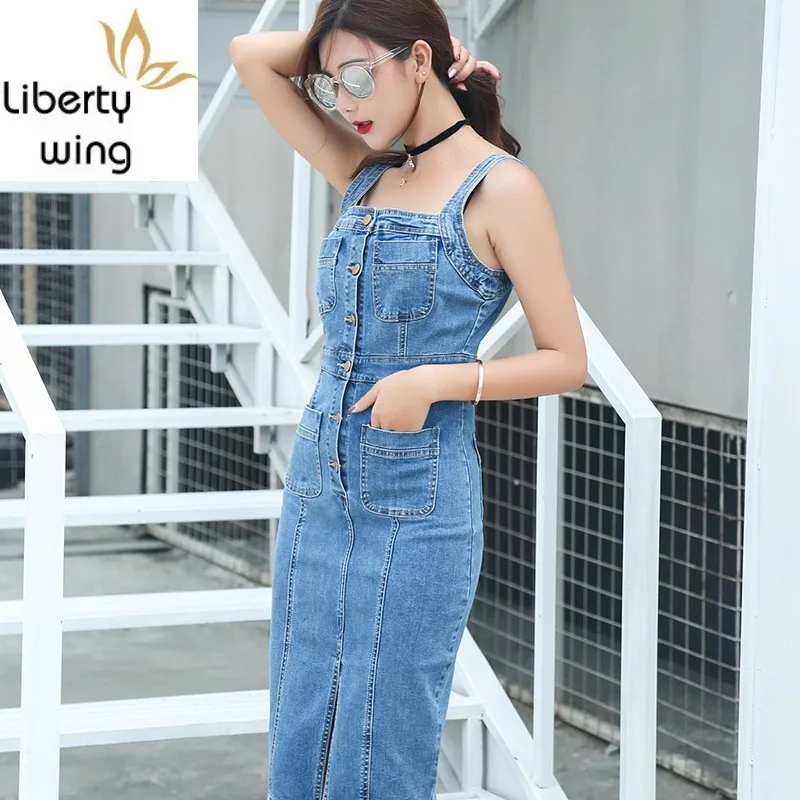 Платье Карандаш женское джинсовое средней длины на тонких бретельках с