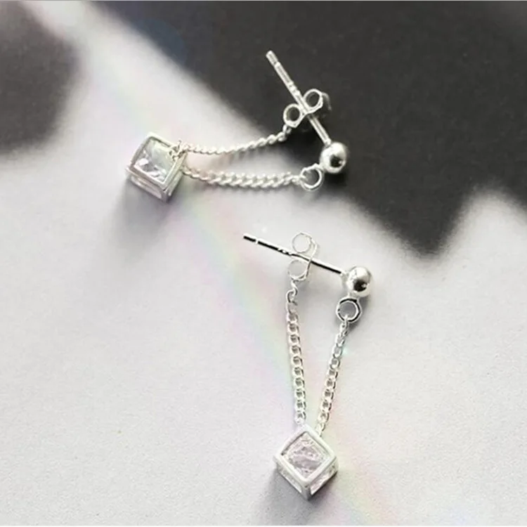 Женские серьги-гвоздики серебряного цвета с кристаллами | Украшения и аксессуары