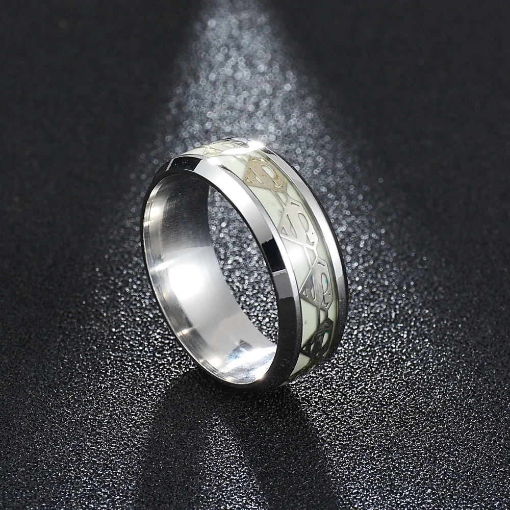 Светящееся кольцо с золотым Суперменом S письмо темно-инкрустация зеленый фон