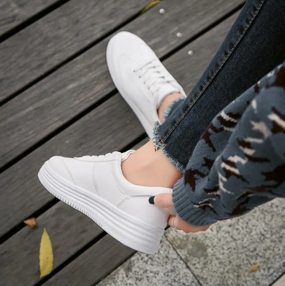 Модные белые кожаные женские кроссовки на массивной подошве женская спортивная