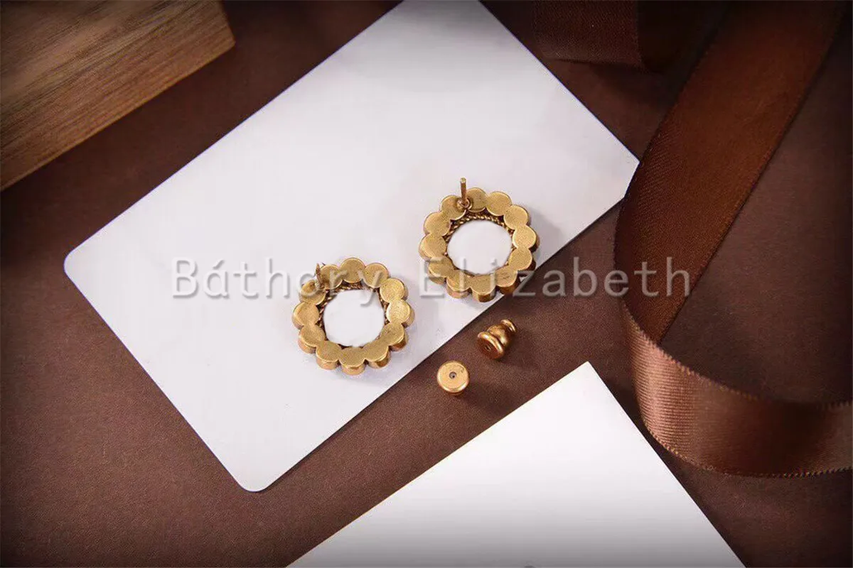 

Fashion Sweet Charm Pearls Round Stud Earrings Elegant Circle Earrings Female Party Wedding Temperament Jewelry