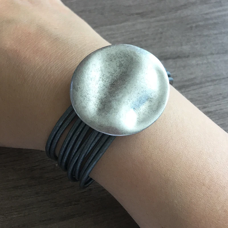 Многослойный кожаный браслет для женщин серебристый круглый с шармами и