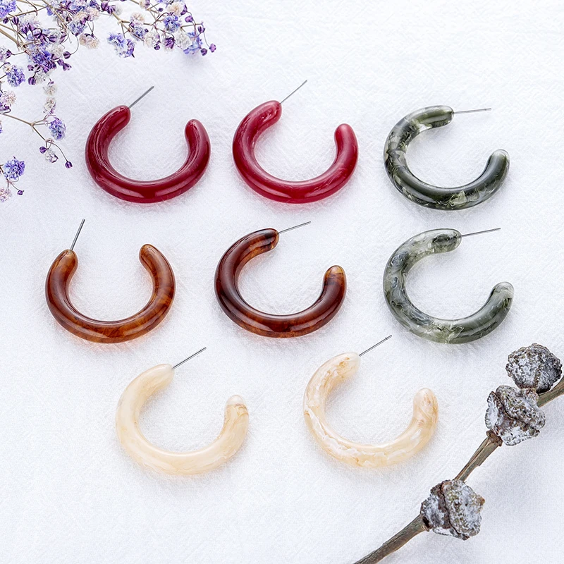 Женские серьги-гвоздики из натуральных ракушек в минималистическом стиле