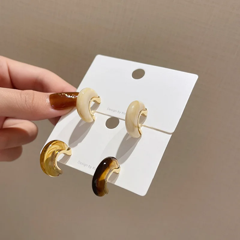 

VSnow Hot Sale Retor Designs C Shape Resin Geometric Hoop Earring for Women Fashion Brown Beige Gold Metal Earring Jewellery