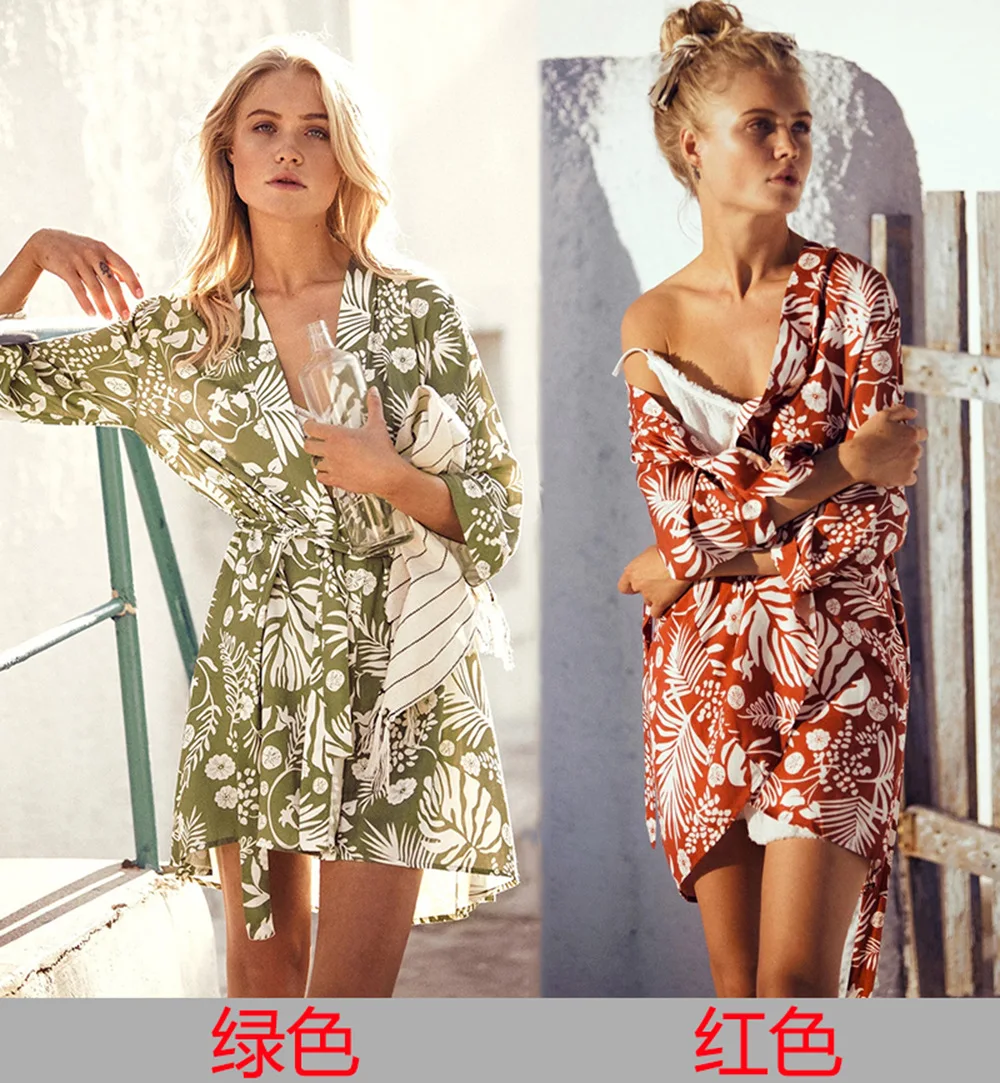 

Женское платье с V-образным вырезом и принтом листьев