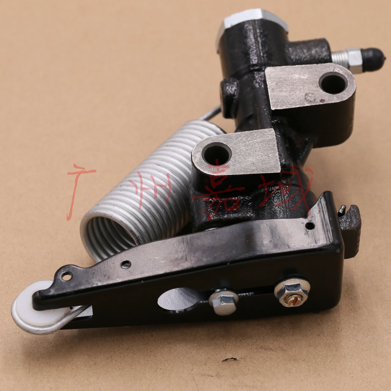 Клапан датчика нагрузки распределителя тормозов MB618320 подходит для Mitsubishi Pickup Triton