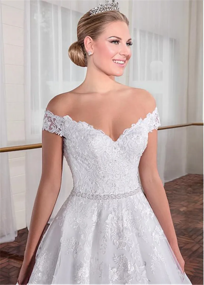 Свадебное платье с открытыми плечами короткими рукавами кружевной аппликацией