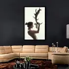 Картины Обнаженная женщина в форме рога белый объект в руке художественные Плакаты для галереи Декор Безрамная Картина на холсте