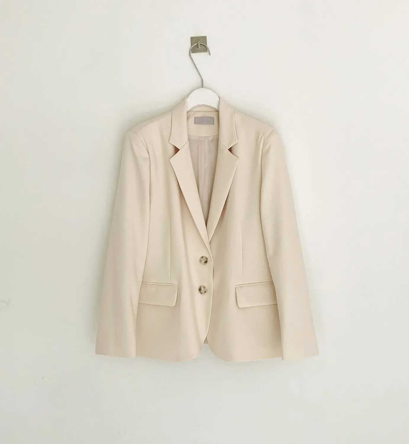 

Simple and Western style, personalized belt button to adjust elegant temperament, suit jacket