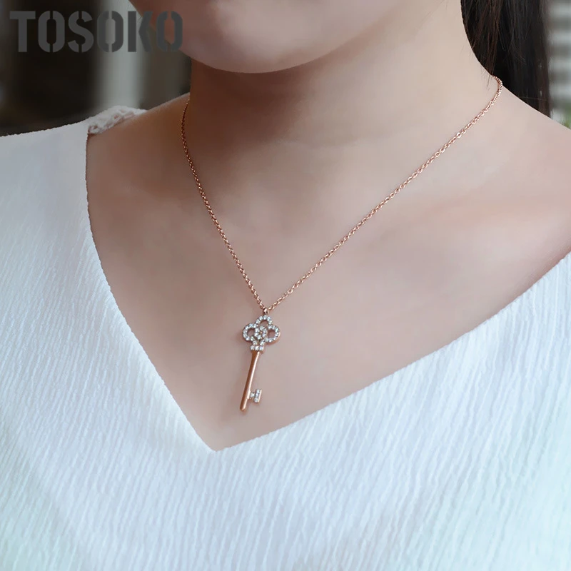 

TOSOKO Classic Titanium Steel Clavicle Key Necklace Four Leaf Flower Necklace For Women Stainless Steel Jewelry Gift BSP054