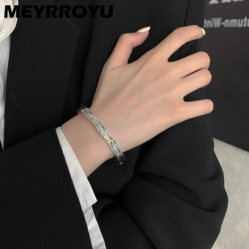 

MEYRROYU Silver Color New Fashion Wavy Fold Bangle Retro Charm Green Crystals High-quality Handmade Opening Women Jewelry 2022