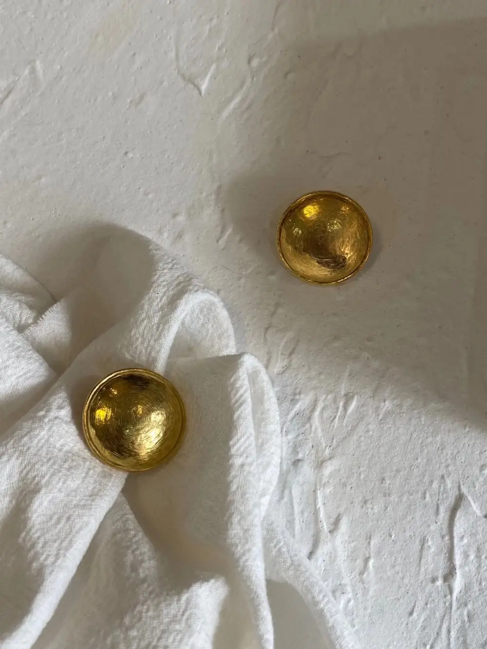 

RISPADA EH61348 Elegant Vintage Gold Stud Earrings